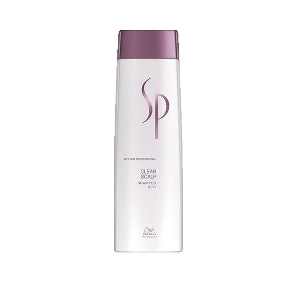 Flacone di shampoo bianco con tappo viola. Logo SP e scritta CLEAR SCALP SHAMPOO. Logo Wella in basso.