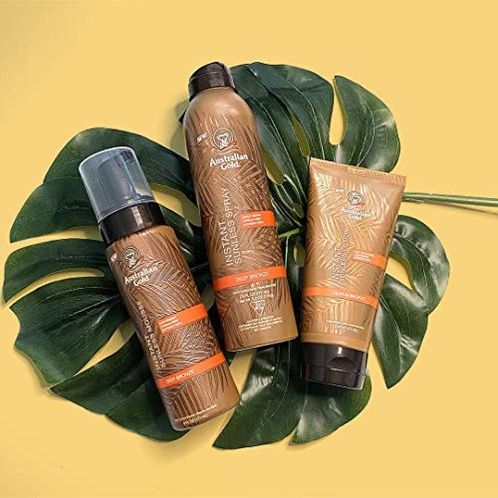 Tre prodotti su una foglia. Australian Gold Instant Sunless Mousse, spray e crema.