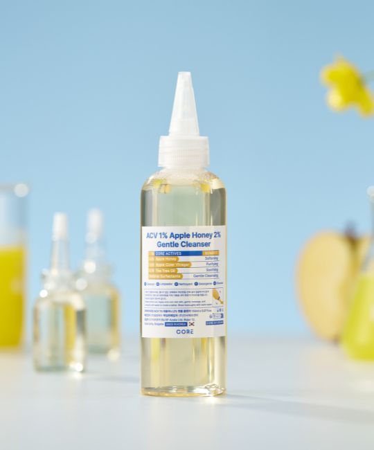 Flacone trasparente con applicatore a punta. Etichetta con informazioni sul prodotto: ACV 1% Apple Honey 2% Gentle Cleanser.