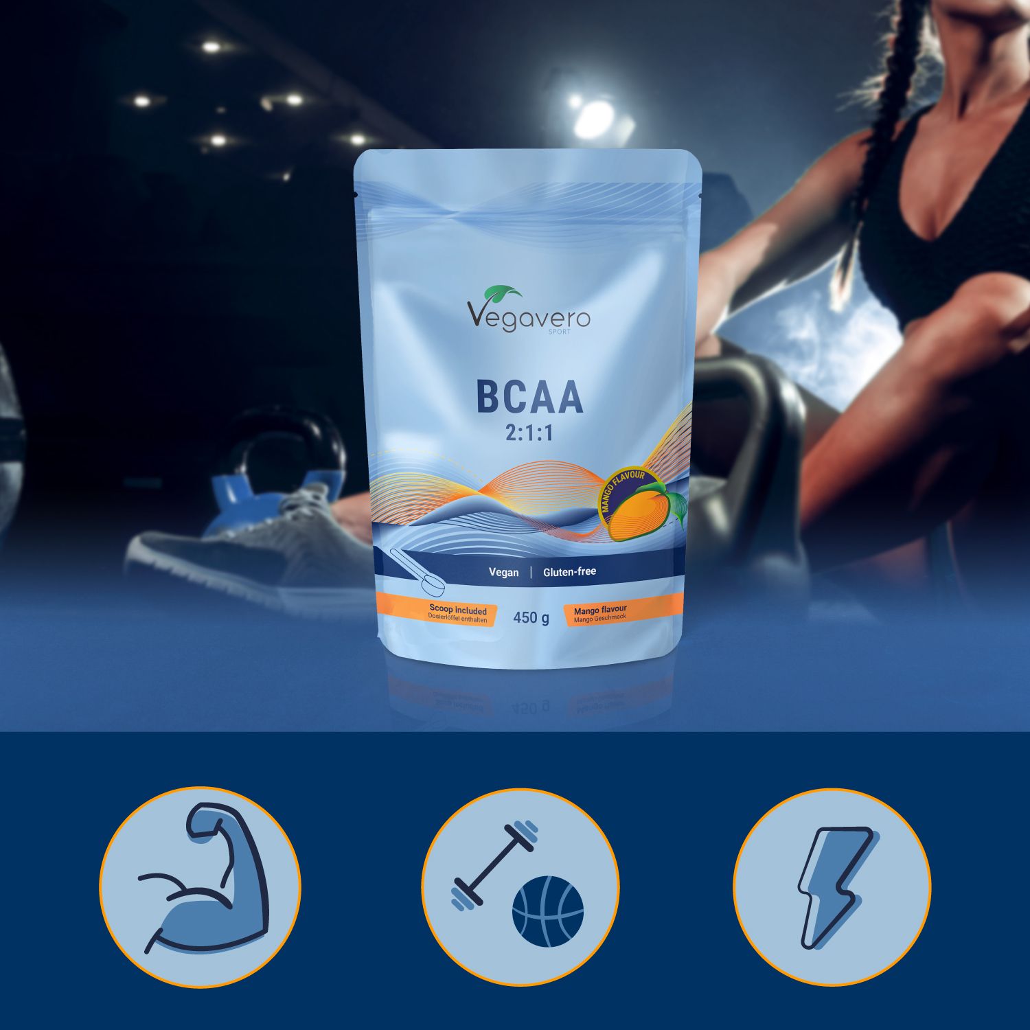 Busta di polvere BCAA in contesto fitness. Scritta: Vegavaro, BCAA 2:1:1, Mango Flavour, Vegan, Senza glutine. In background: attrezzi sportivi e una persona.