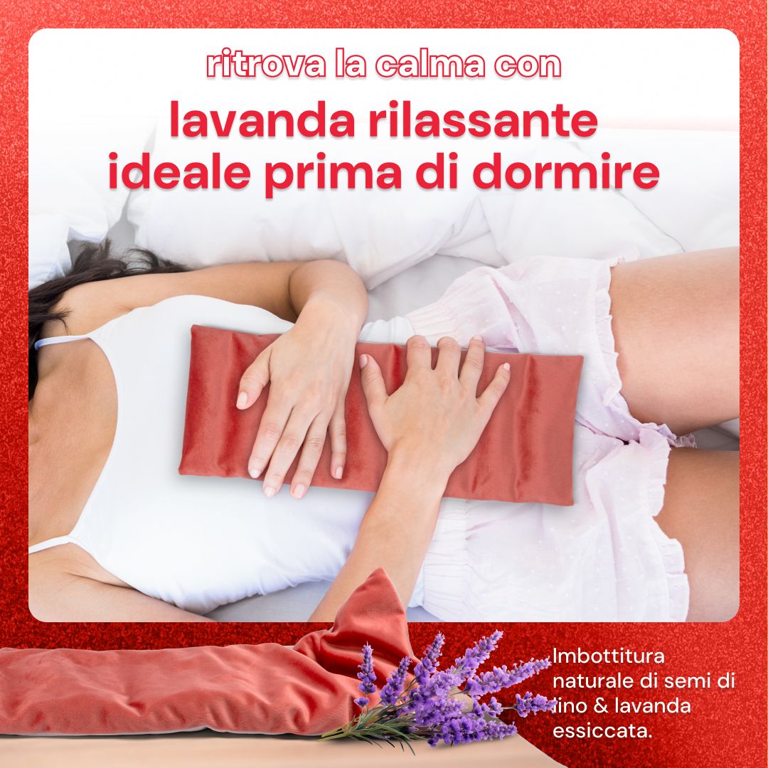 Donna rilassata con cuscino termico sull'addome. Imbottitura semi di lino e lavanda.