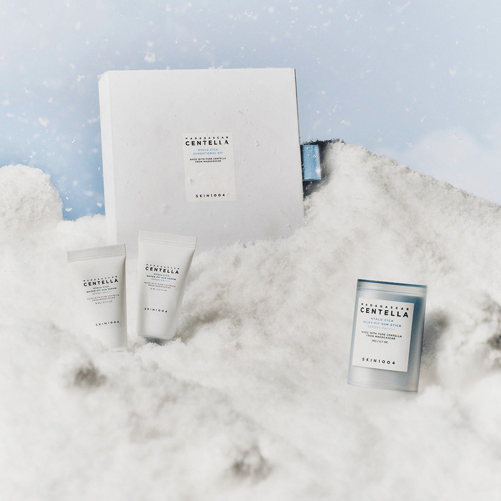 Set SKIN1004 Madagascar Centella con due tubetti e uno stick nella neve.
