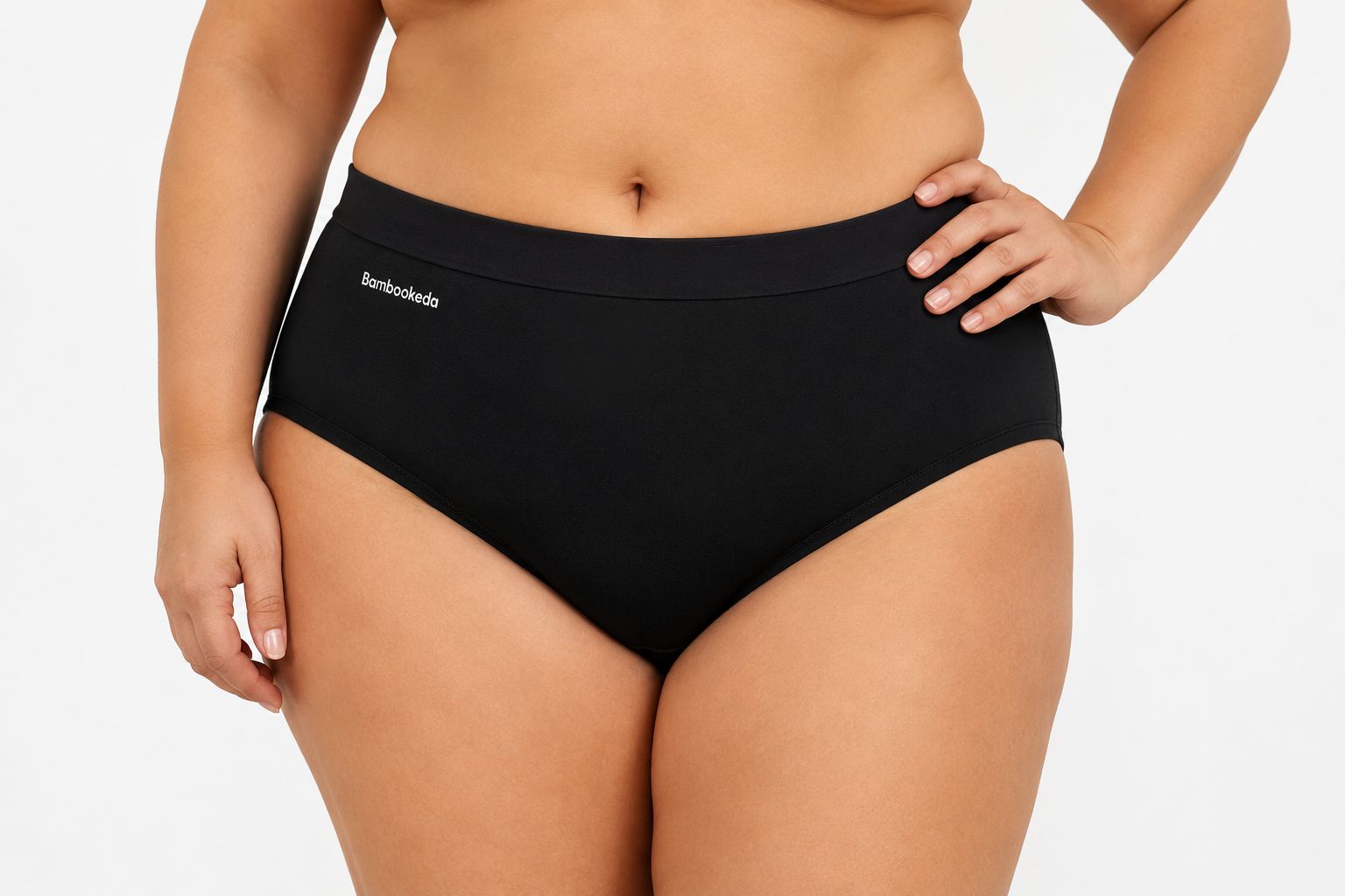 Slip nero Bambookeda da donna, taglia XL, indossato da una modella, lavabile e riutilizzabile.