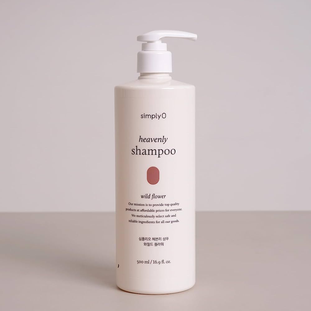 Flacone di shampoo bianco con dosatore. Scritta: simplyO heavenly shampoo wild flower. Testo coreano. 500 ml/16,9 fl. oz.