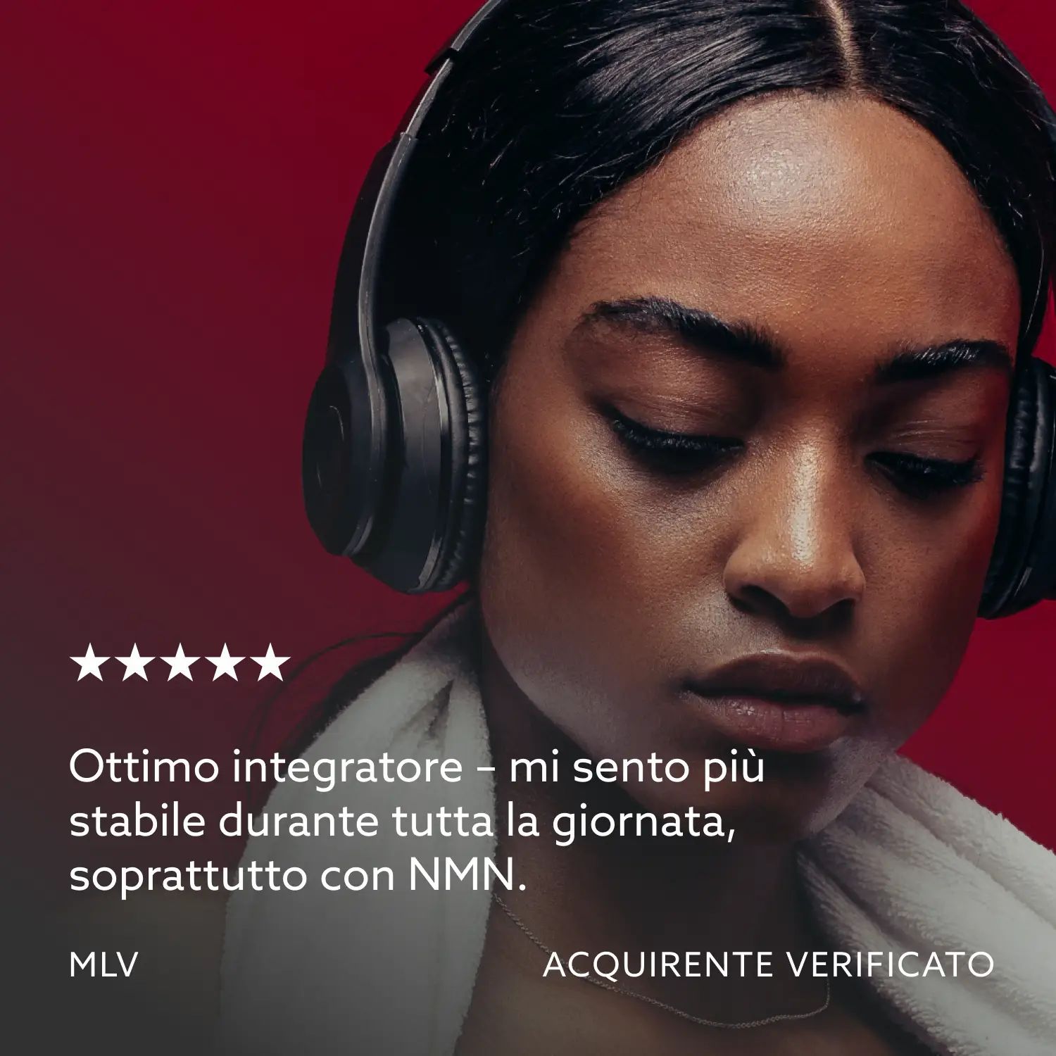 Donna con cuffie. Testo: Ottimo integratore, mi sento più stabile, soprattutto con NMN. Acquirente verificato.