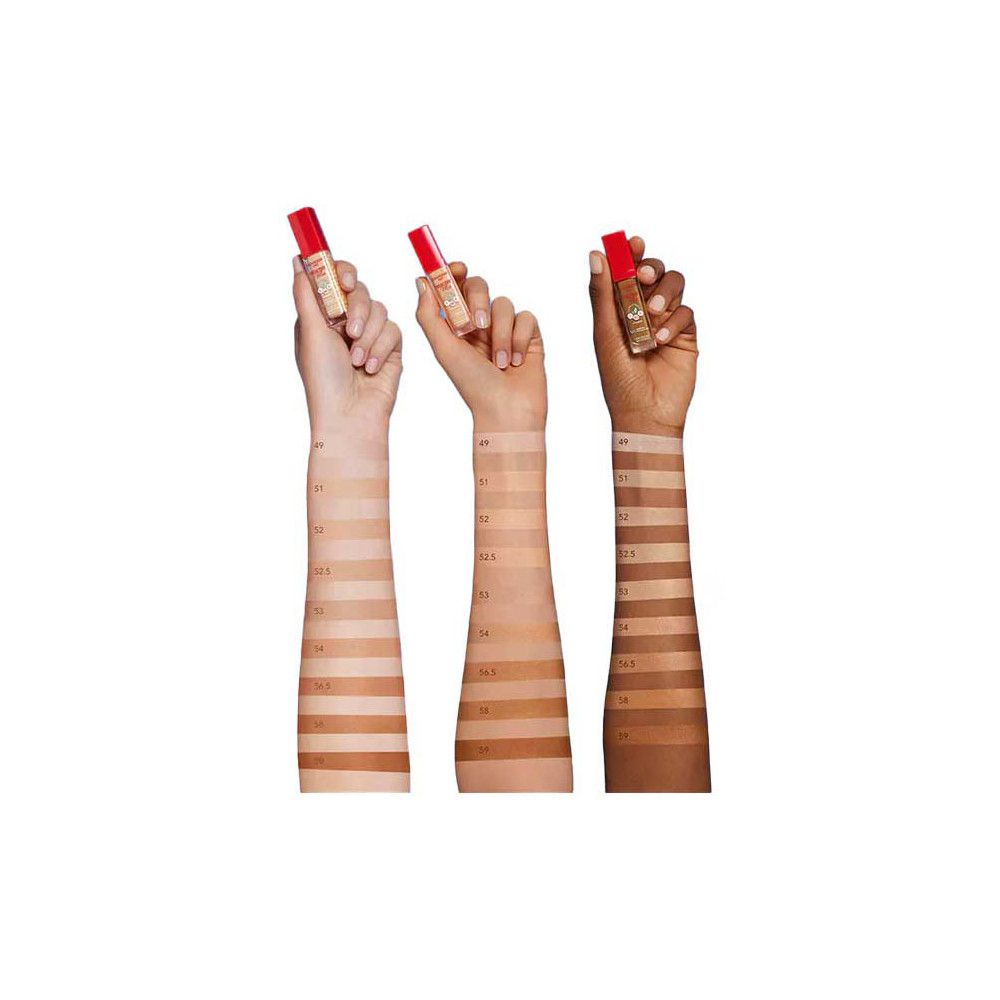 Tre braccia con campioni di colore del correttore Bourjois Healthy Mix. Diverse tonalità della pelle.