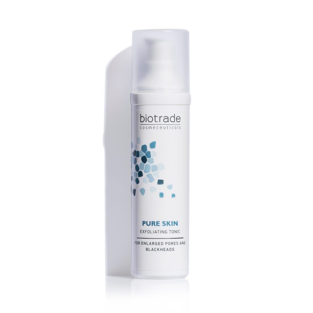 Flacone bianco con erogatore. Scritta: biotrade, Pure Skin Exfoliating Tonic, per pori dilatati e punti neri. Grafica blu.