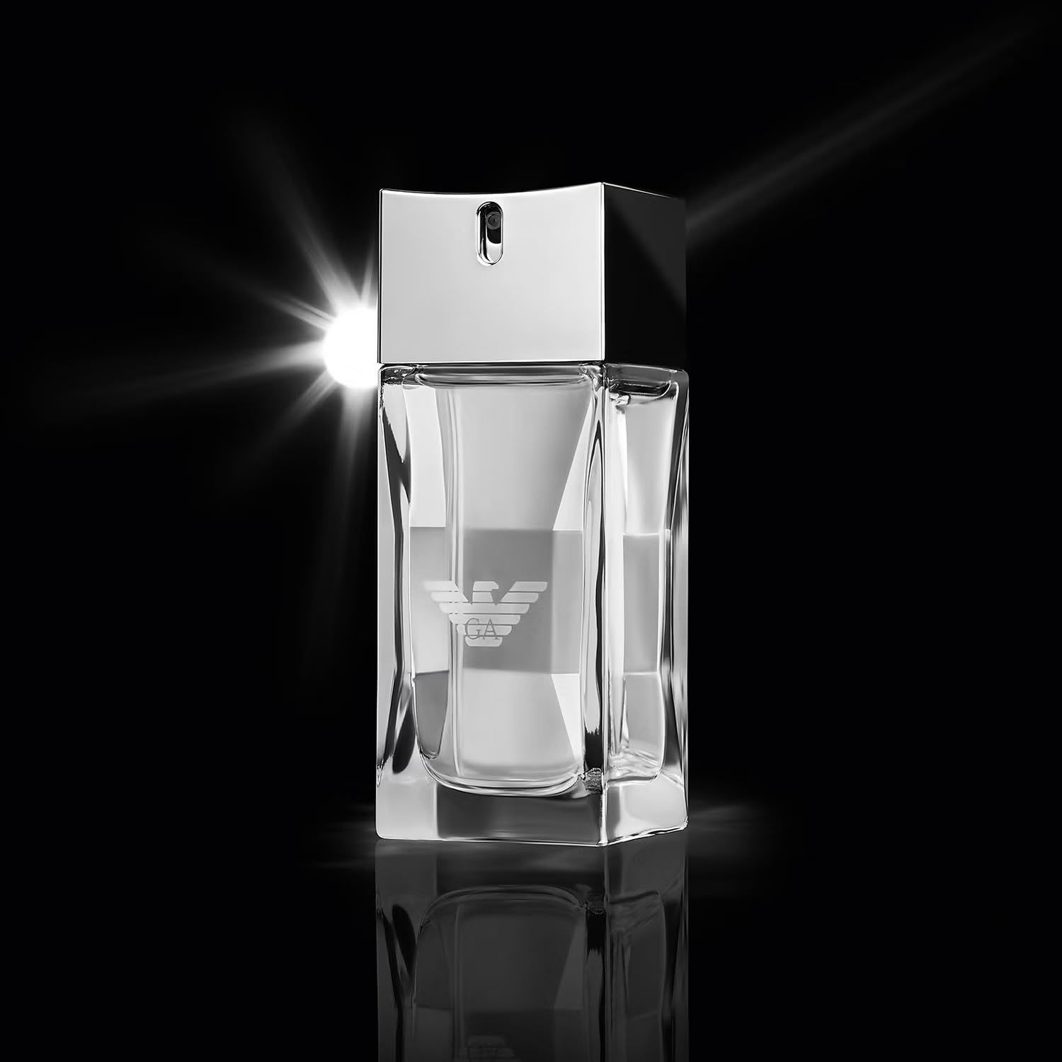 Foto in bianco e nero di un flacone di Emporio Armani Diamonds for Men. Flacone rettangolare con tappo argentato.