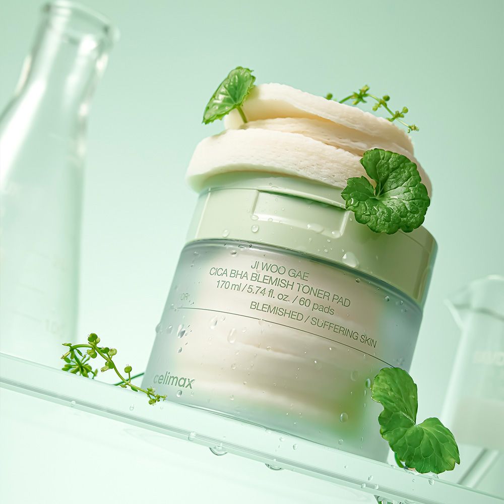 Contenitore Celimax Ji Woo Gae CICA BHA Blemish Toner Pad con dischetti e foglie verdi.