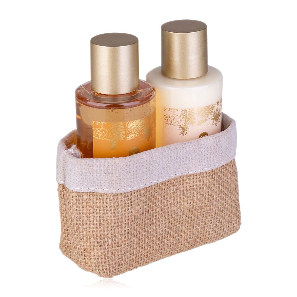 Cesto in juta con due flaconi. Tappi dorati. Scritta "Cosy Moments".