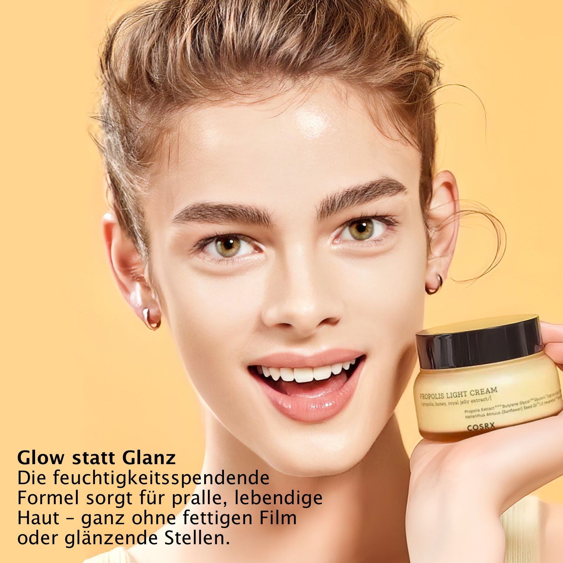 Donna tiene vasetto COSRX Propolis Light Cream. Vetro giallo, coperchio nero. Viso.