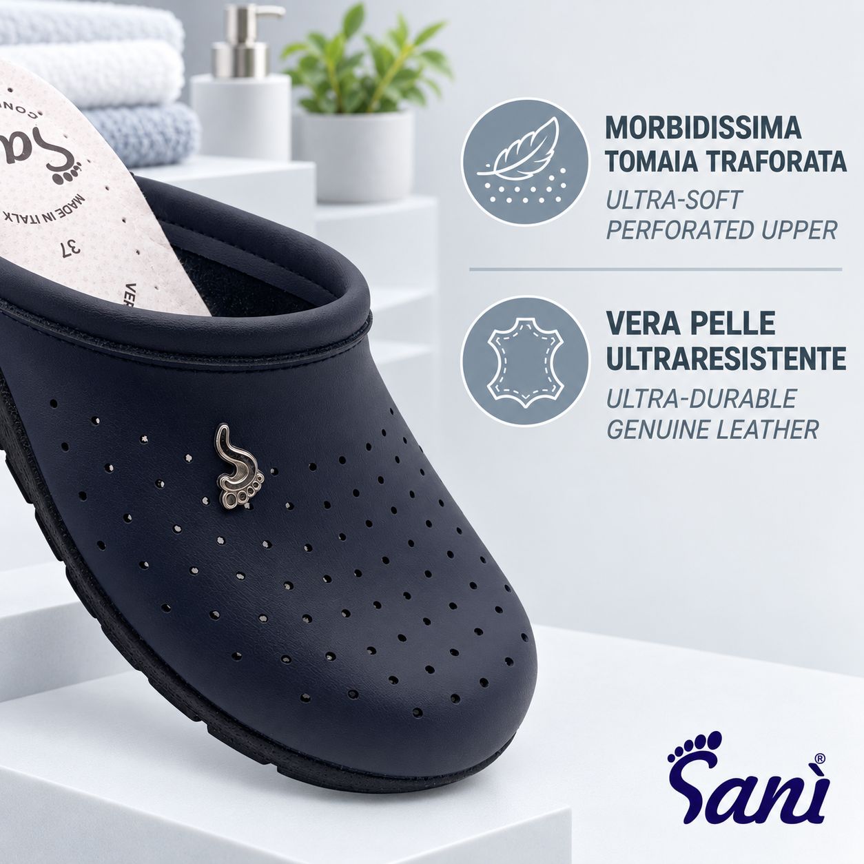 Zoccolo blu scuro traforato con logo a forma di piede argentato. Tomaia in pelle, soletta in pelle.