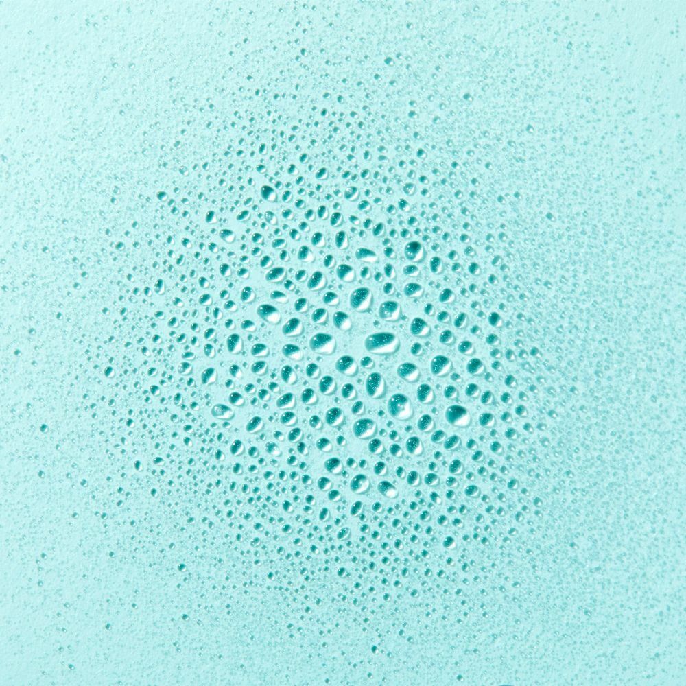 Sfondo turchese con goccioline d'acqua. Le goccioline sono di dimensioni variabili e fittamente disposte.