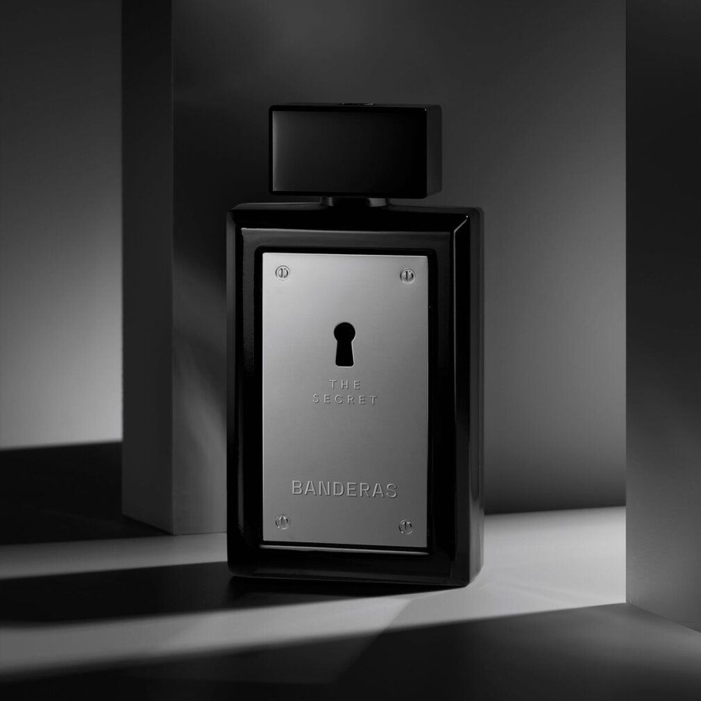 Antonio Banderas The Secret Eau de Toilette. Flacone nero con placca argentata e design a buco della serratura. Tappo nero.
