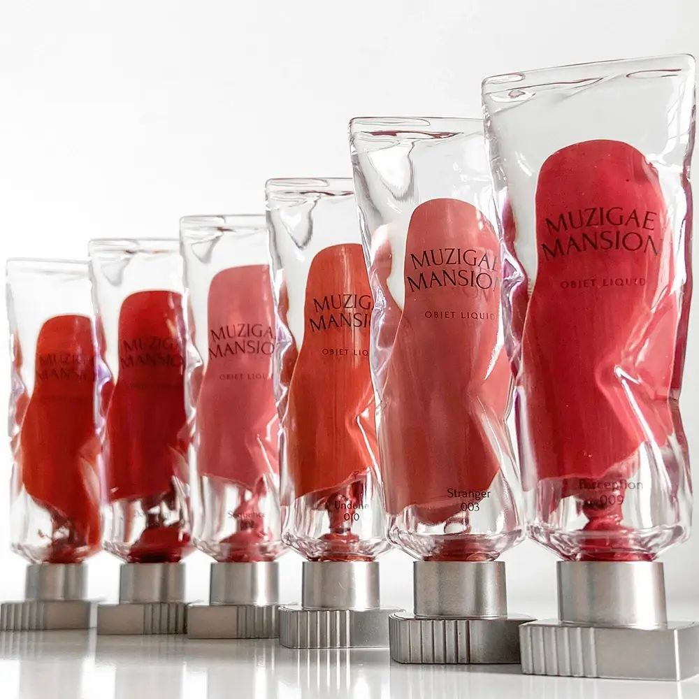 Sei tubi di MUZIGAE MANSION Objet Liquid Lip Tint. Diverse tonalità di rosso. Confezione trasparente.