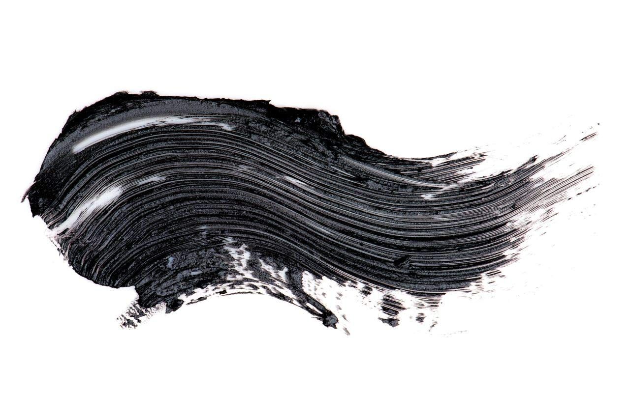 Tratto di mascara nero su sfondo bianco.