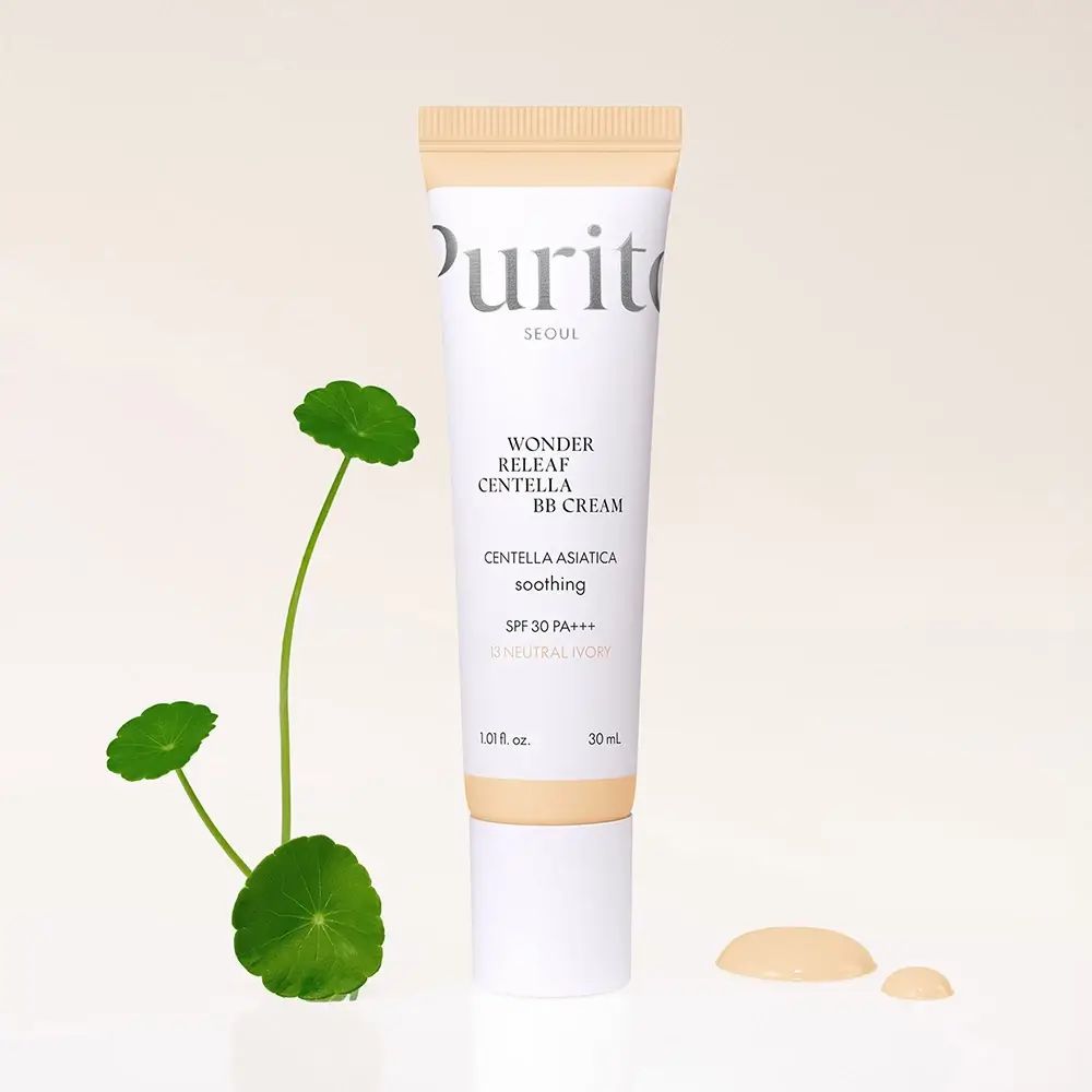 Tubo di crema BB. Bianco, con testo. Tonalità: Avorio neutro. Contiene Centella Asiatica e SPF 30 PA+++. Con foglie.