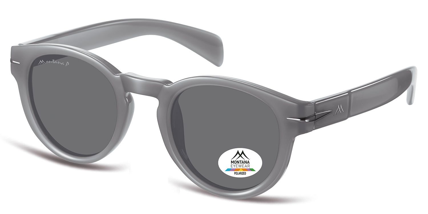 Occhiali da sole grigi con lenti rotonde. Logo Montana Eyewear ed etichetta di polarizzazione. Aste con logo. Vista prospettica.