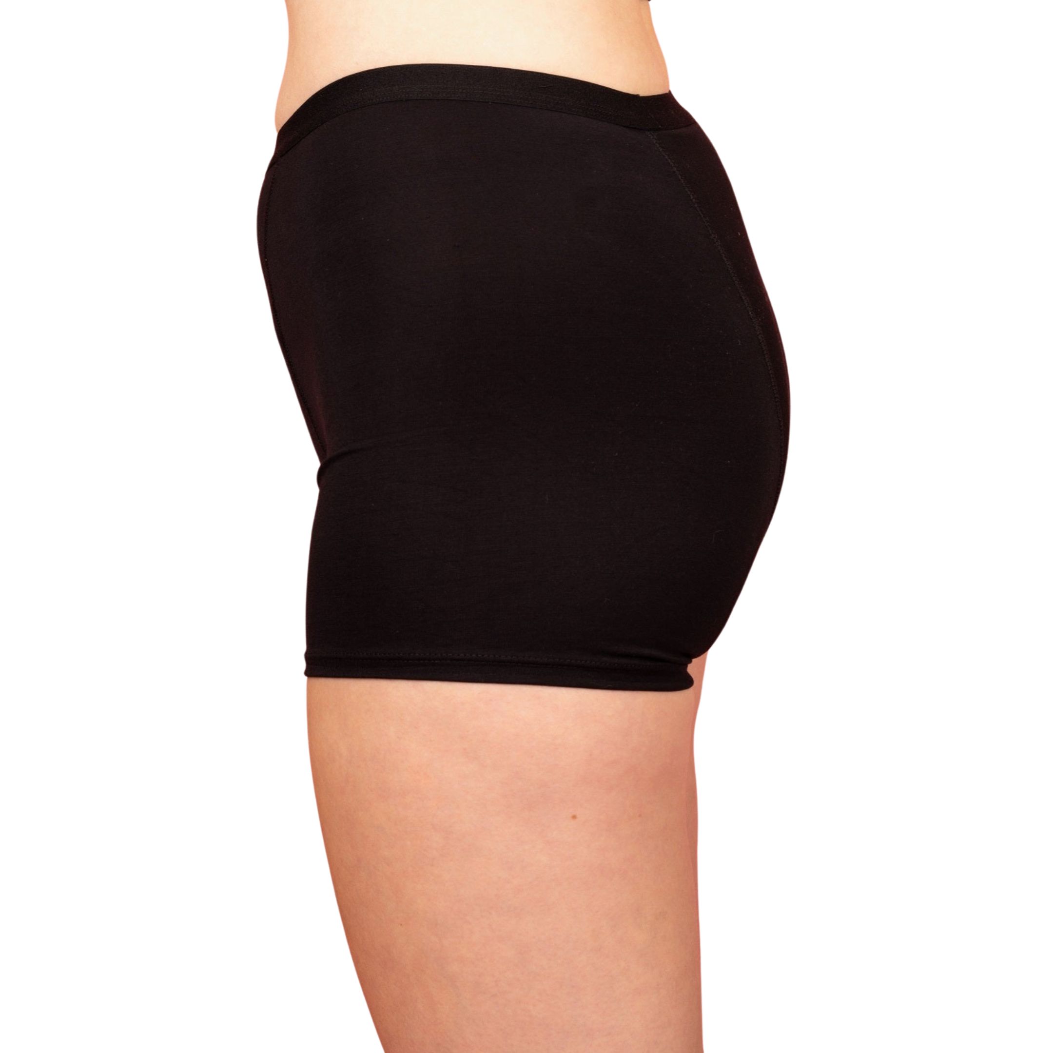 Boxer neri. Vista laterale. Indossato da una persona. Dettagli cuciture visibili.