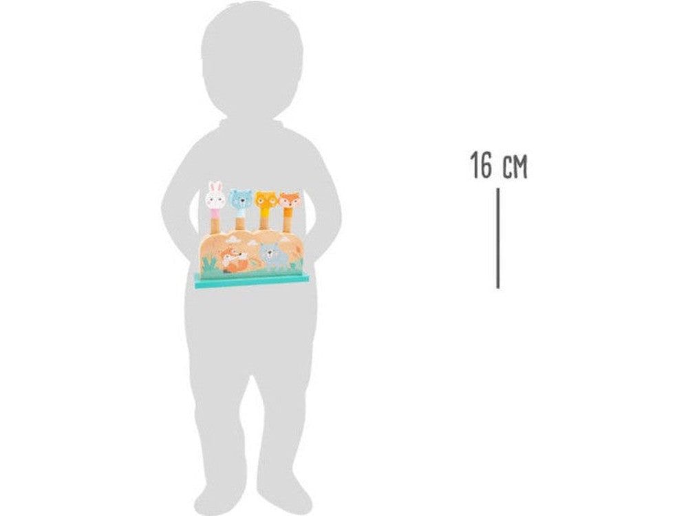 Bambino tiene giocattolo in legno con animali. 16 cm di altezza. Coniglio, orso, gufo e volpe su base in legno.