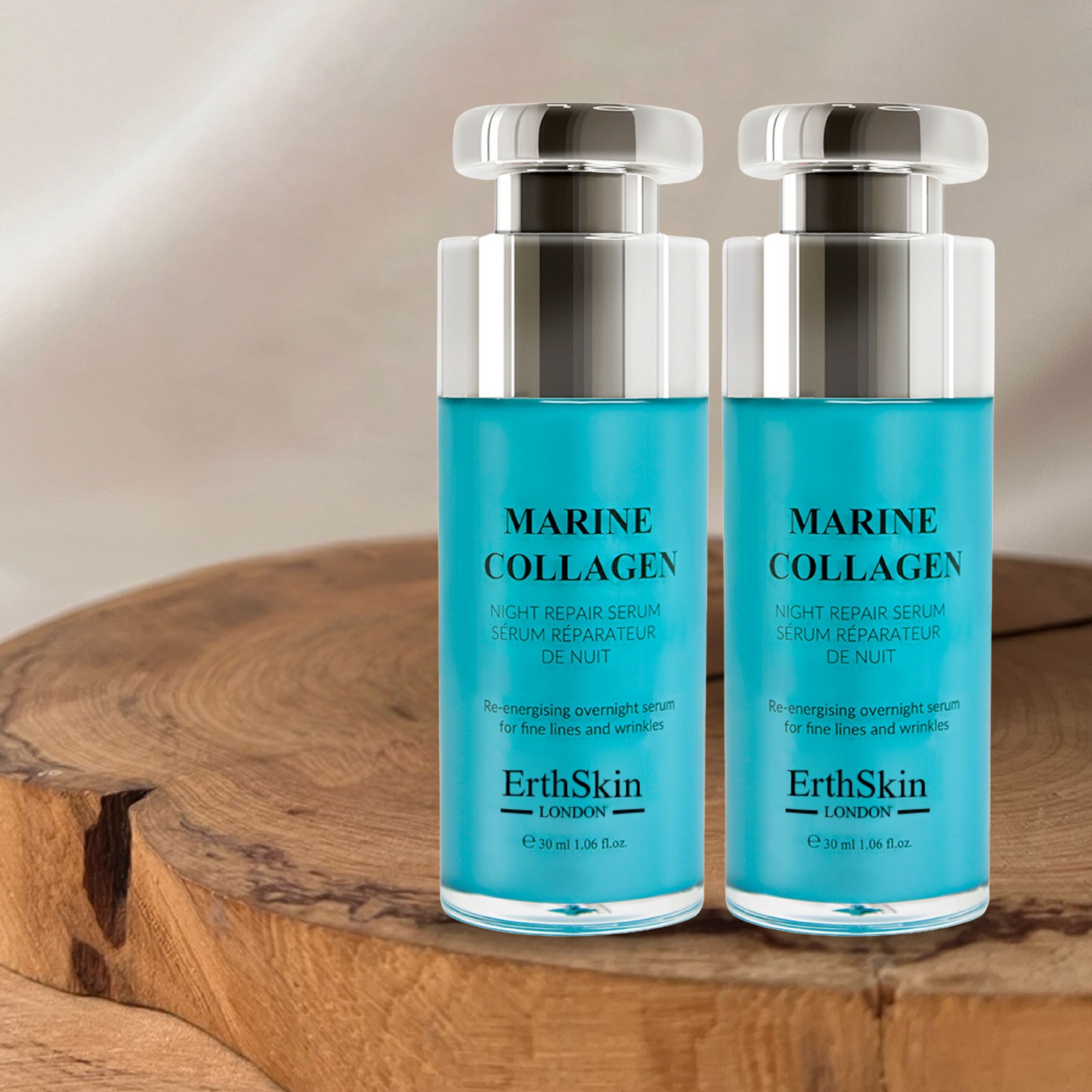 Due flaconi di siero Marine Collagen su legno. Flaconi blu con tappi argentati. Testo: ErthSkin London.