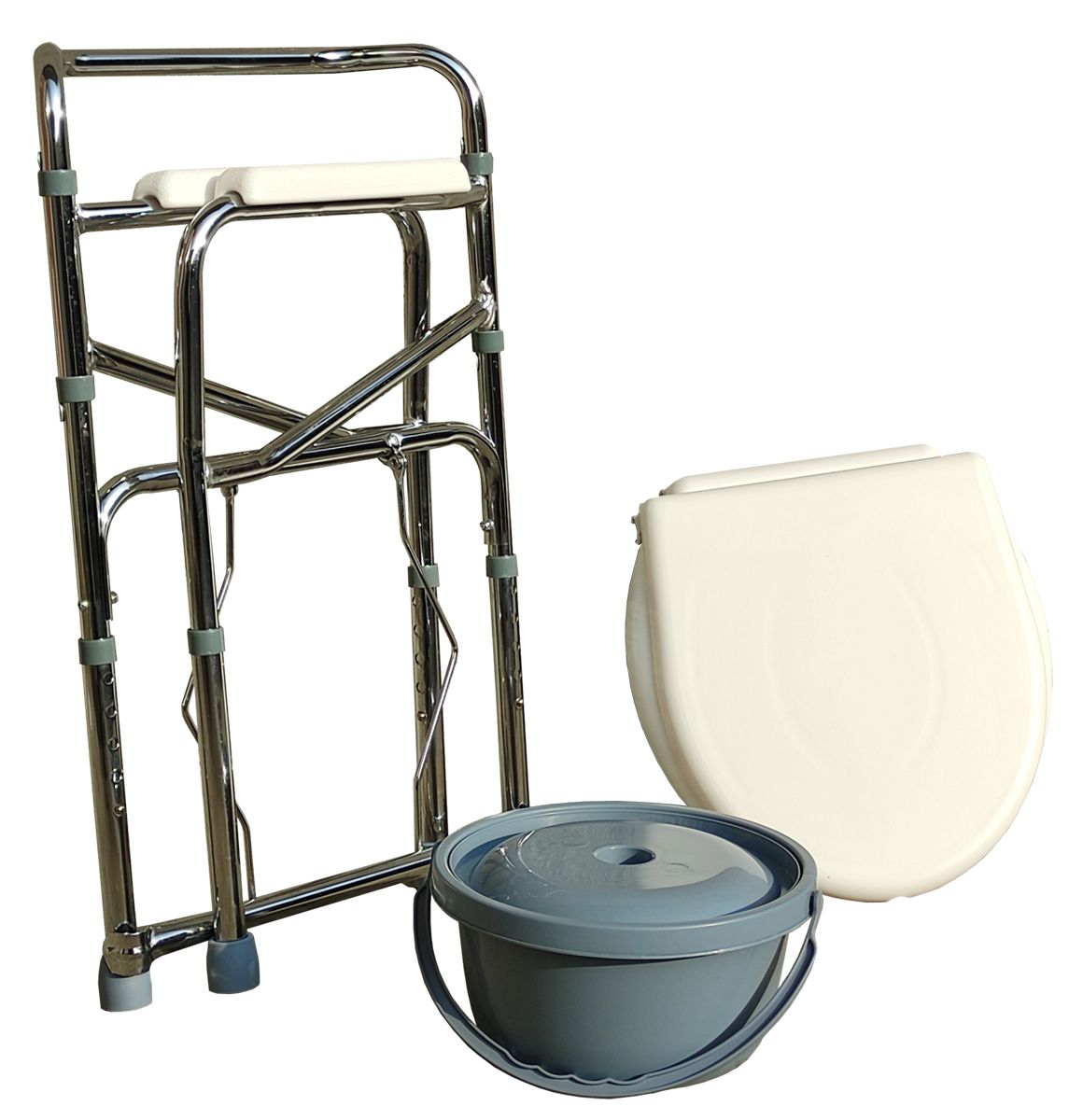 Sedia da toilette piegata, sedile del water e secchio. Struttura in metallo, sedile bianco, secchio blu.