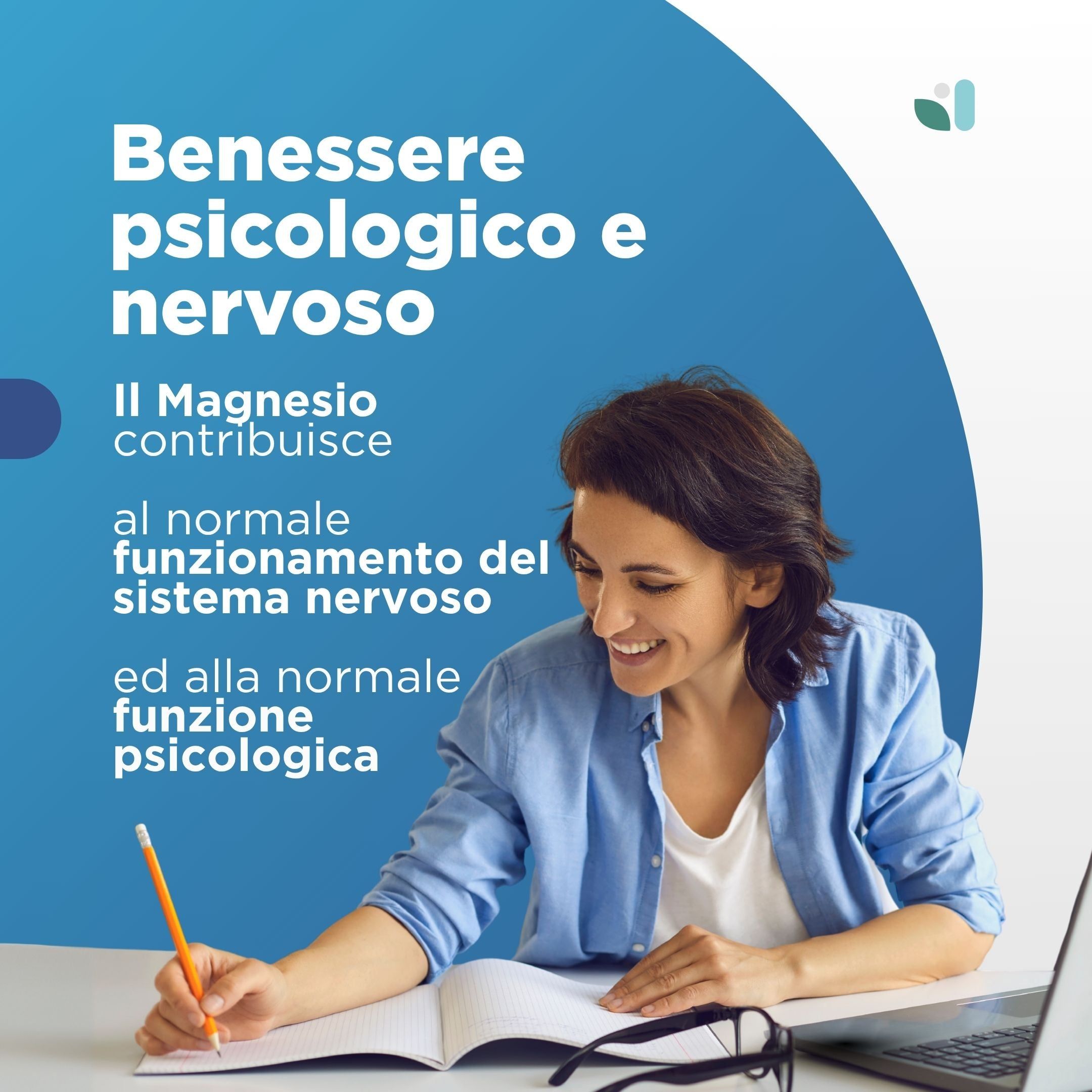 Donna che scrive. Sullo sfondo, flacone di capsule. Scritta: Magnesio Complex, 180 capsule. Marchio: wesalys.