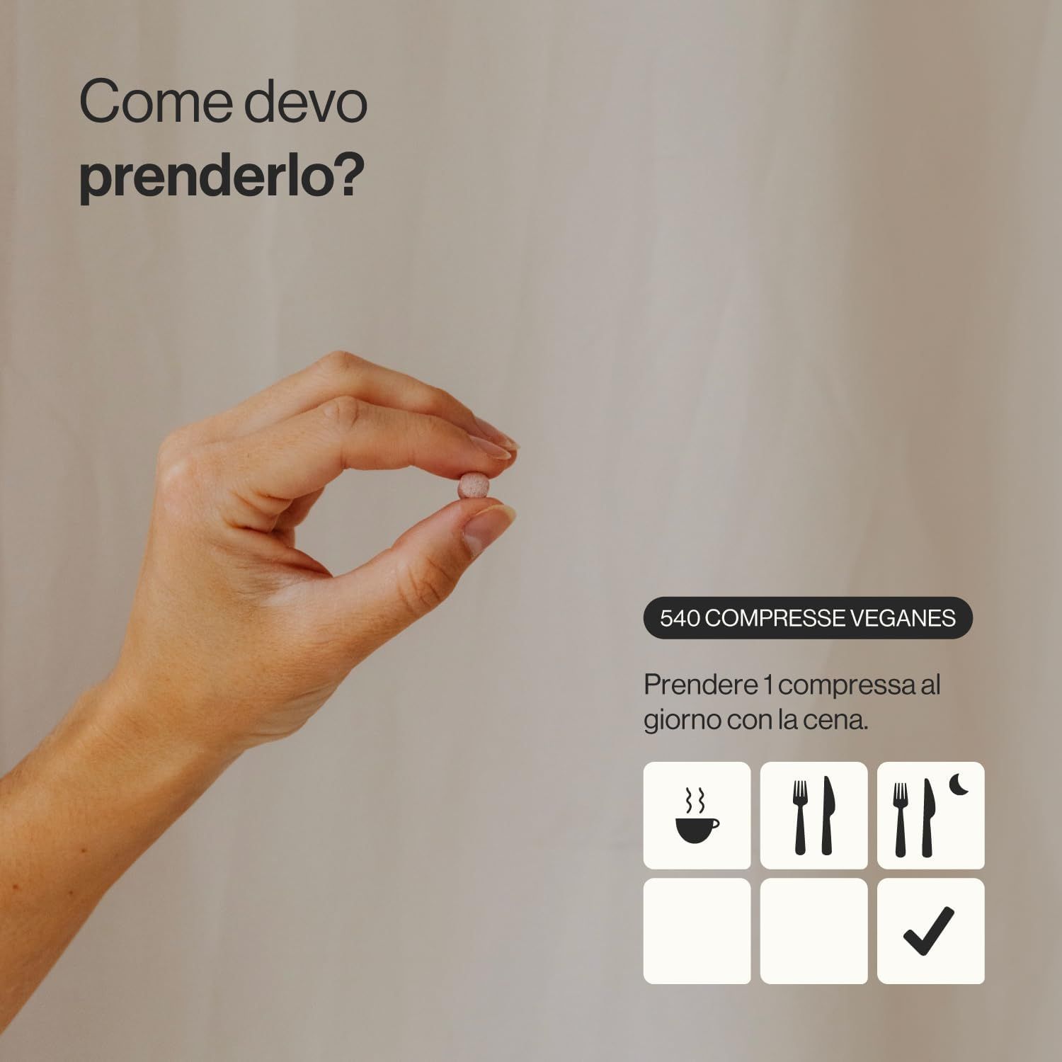 Mano con compressa. Testo: 540 compresse vegane. Assunzione: 1 compressa al giorno a cena. Simboli: tazza, forchetta, luna.