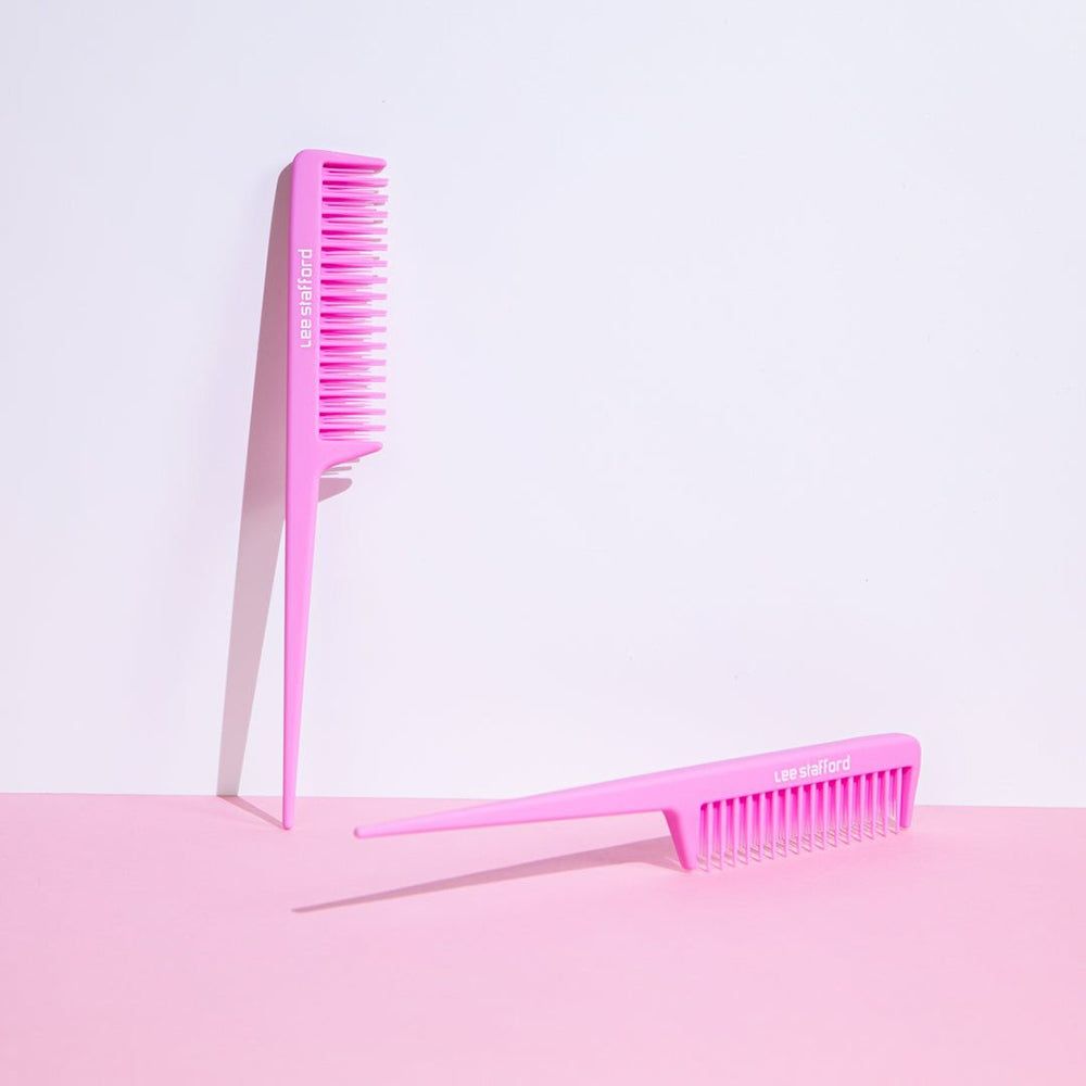 Due pettini rosa con denti fini e code appuntite, uno in piedi, l'altro sdraiato.