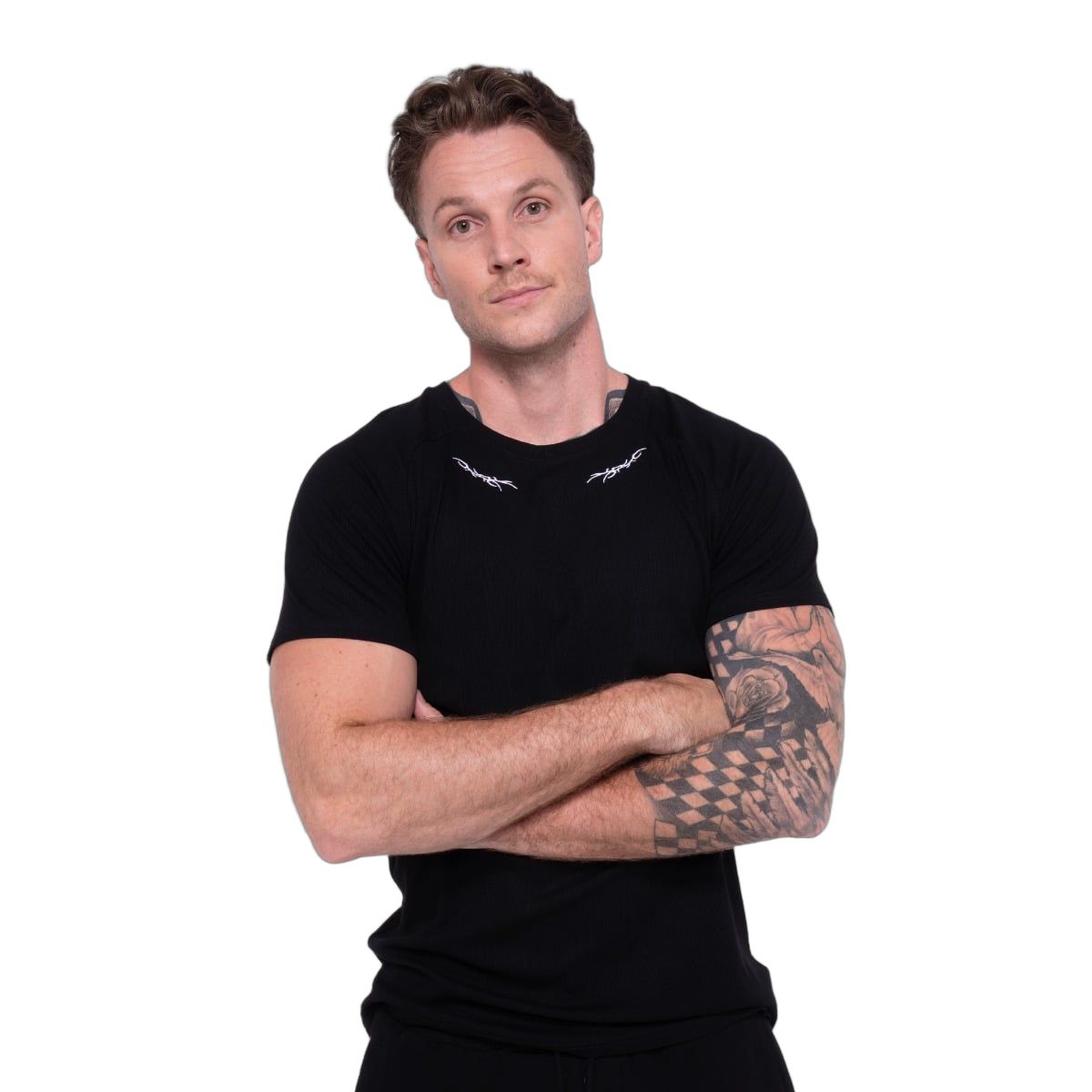 GymBeam T-shirt uomo Tribal nera slim fit a coste con manica corta