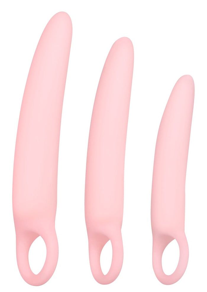 Tre dilatatori vaginali rosa di diverse dimensioni, con anello alla base.