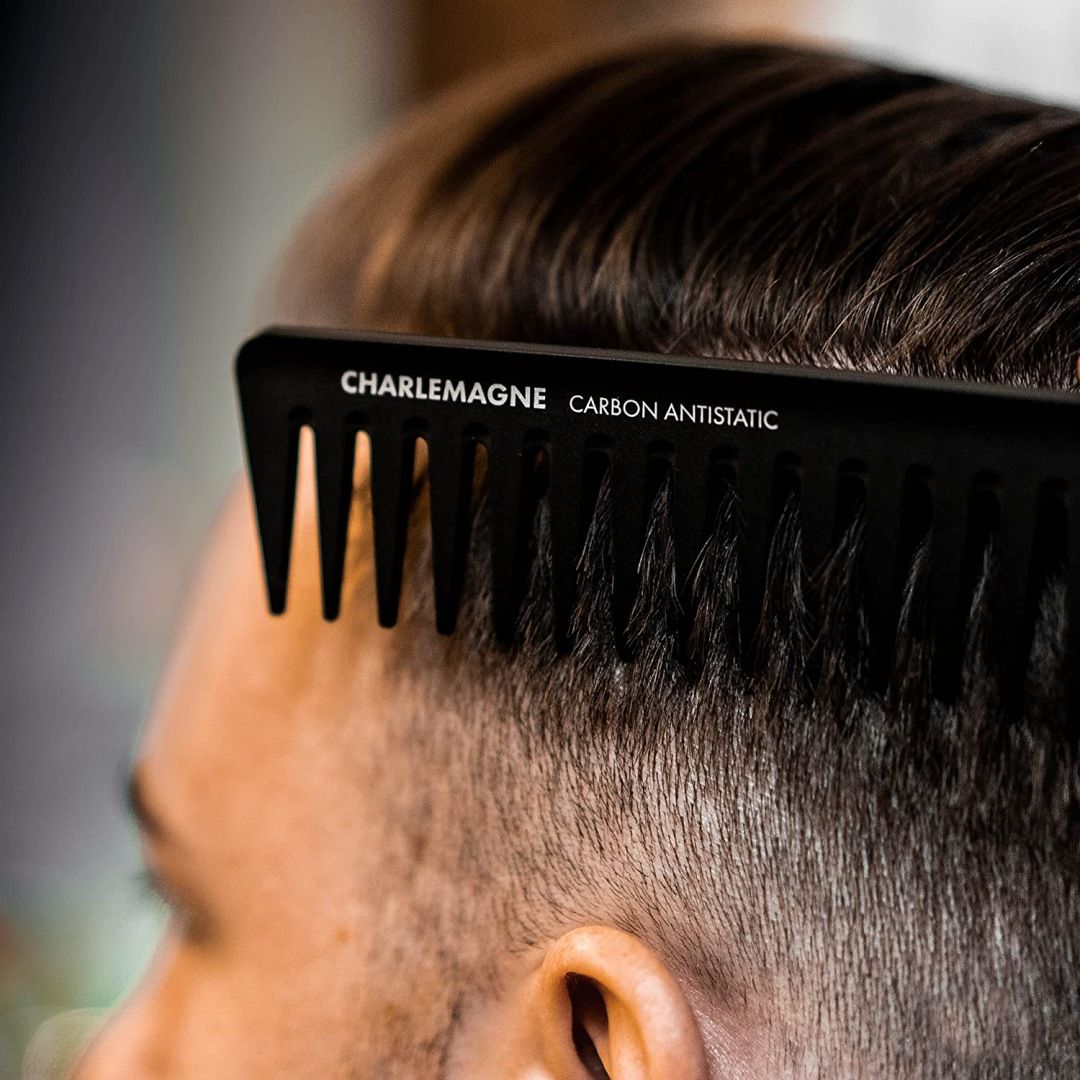 Pettine nero Carbon Antistatic di CHARLEMAGNE in uso.