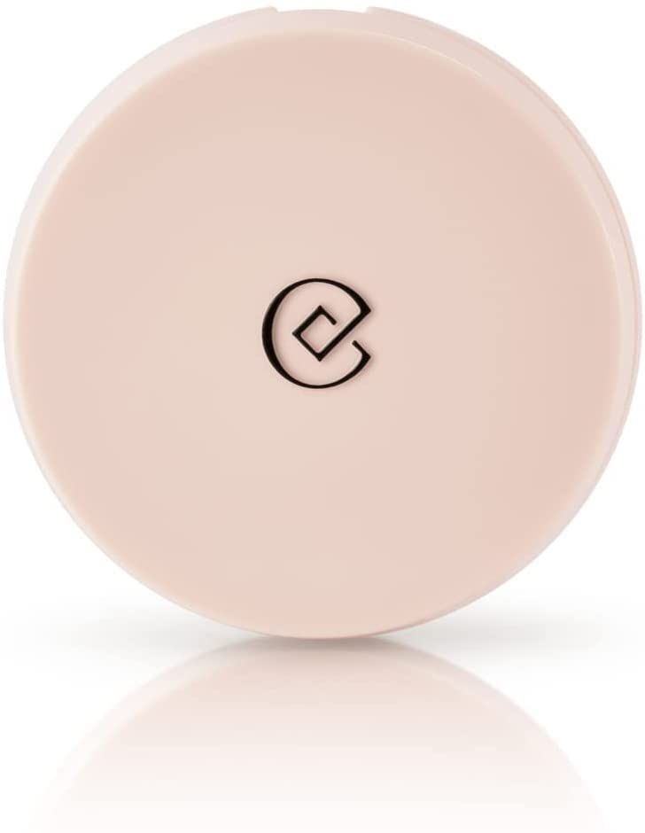 Contenitore di ombretto rotondo chiuso. Tonalità rosa beige. Logo nero al centro. Superficie riflettente.