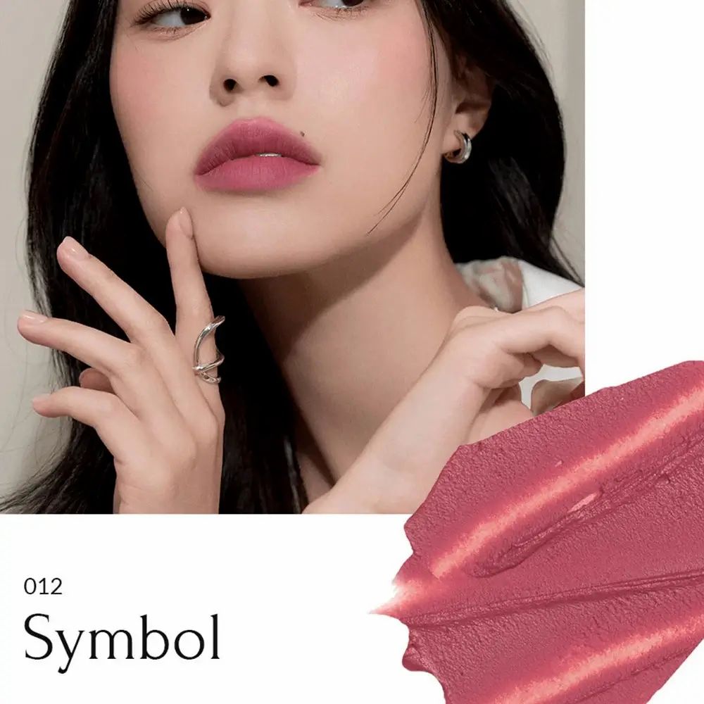 Tinta labbra 012 Symbol. Campione di colore e donna con rossetto. Testo: 012 Symbol.