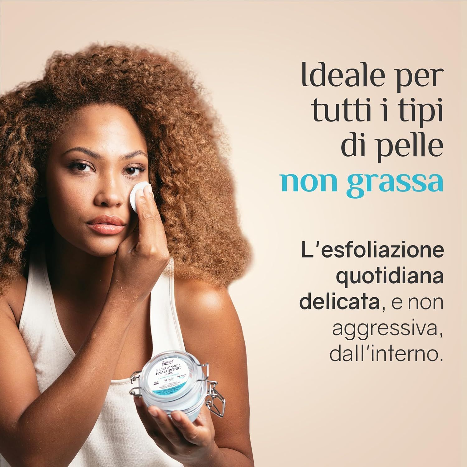 Donna con ricci tiene un pad sul viso. Testo: "Ideale per tutti i tipi di pelle non grassa".
