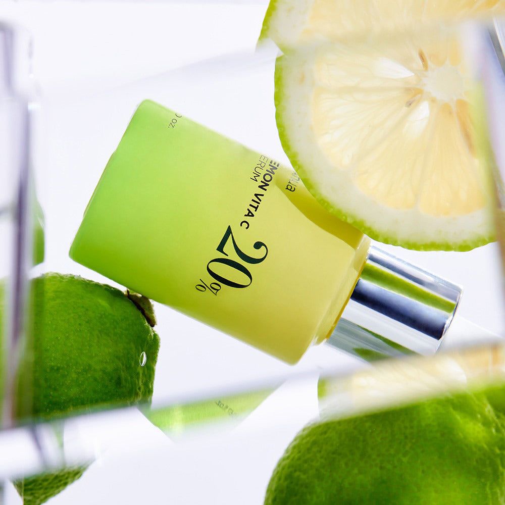 Flacone di siero con limoni e lime. Scritta: Anua, Green Lemon Vita C Blemish Serum, 20%.