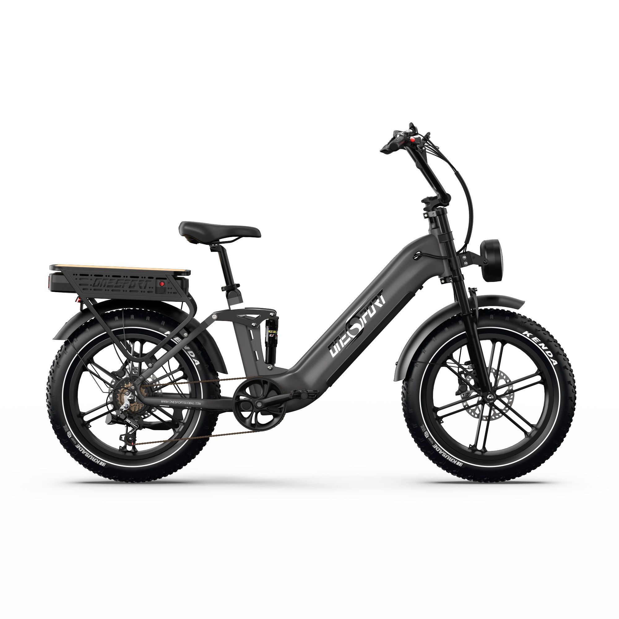 E-bike nera, vista laterale. Pneumatici larghi, faro anteriore, portapacchi. Scritta "UEOFURI" sul telaio.