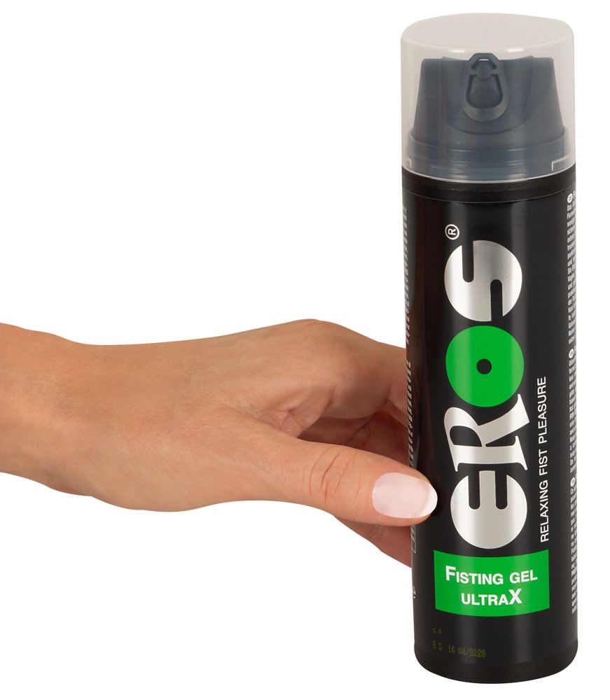 Mano che tiene un flacone EROS Ultra X Fisting Gel con dispenser a pompa.