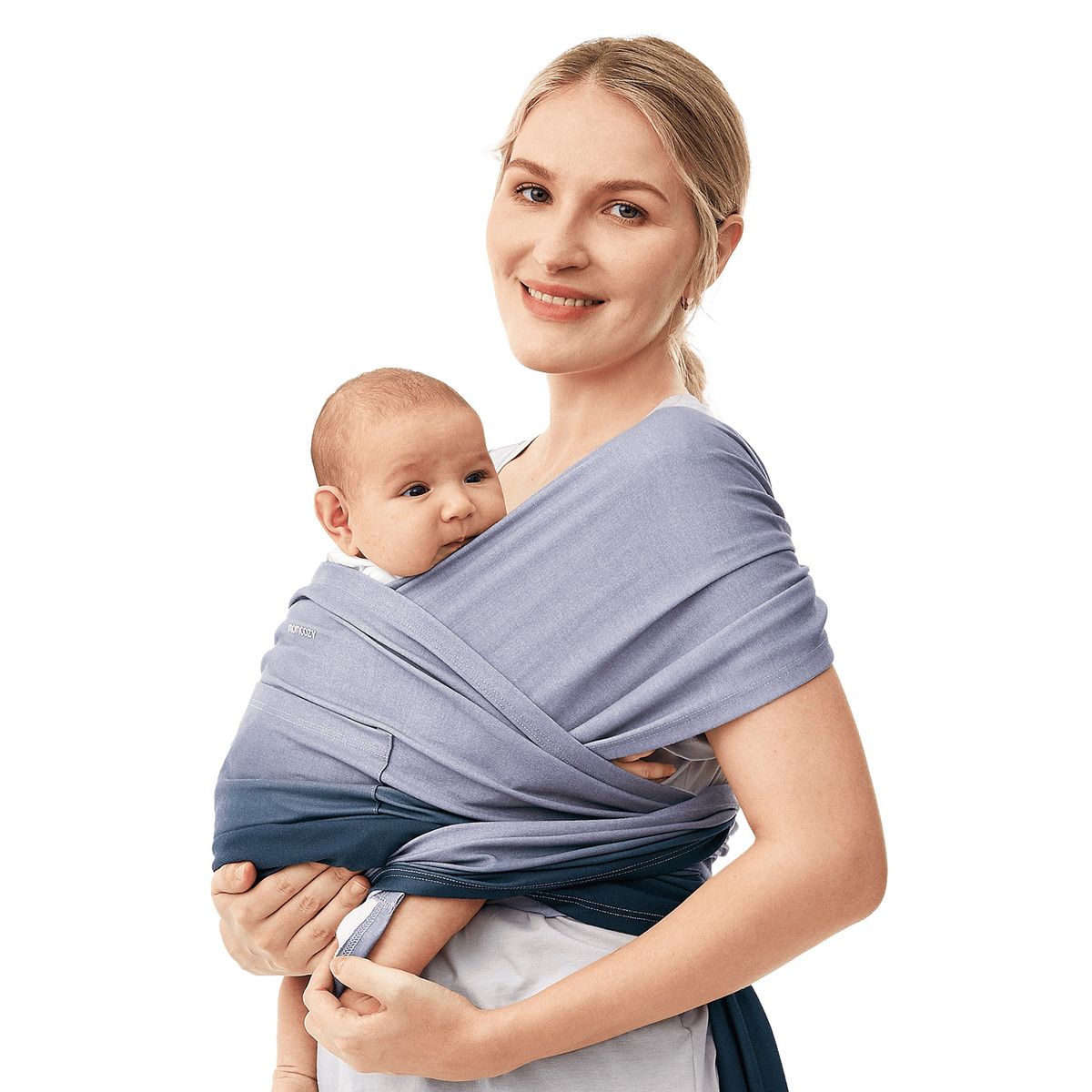 Fascia portabebè Momcozy blu-grigio. Una donna tiene in braccio un bambino. La fascia è avvolta attorno alla madre e al bambino.