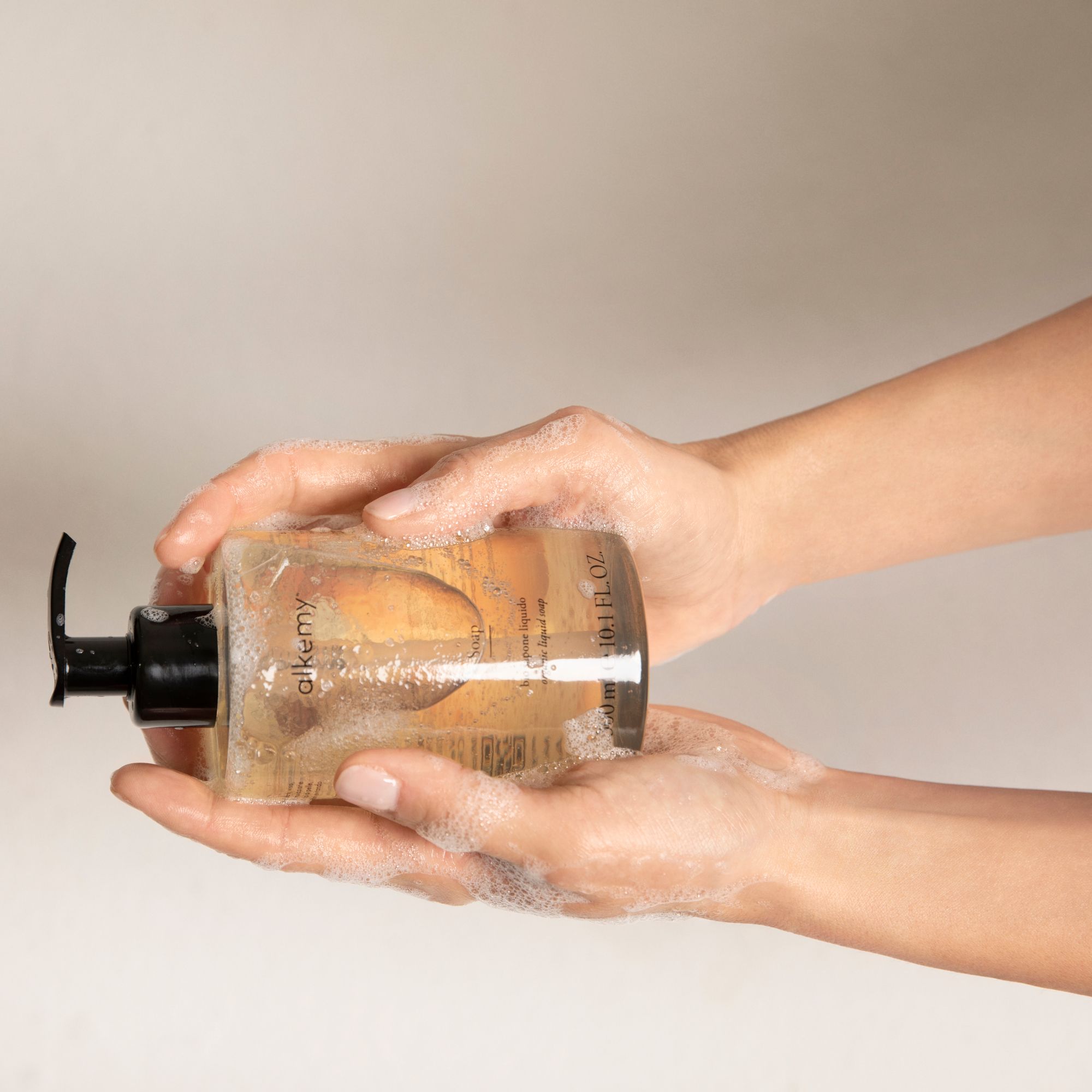 Mani insaponate con sapone liquido con dispenser a pompa.
