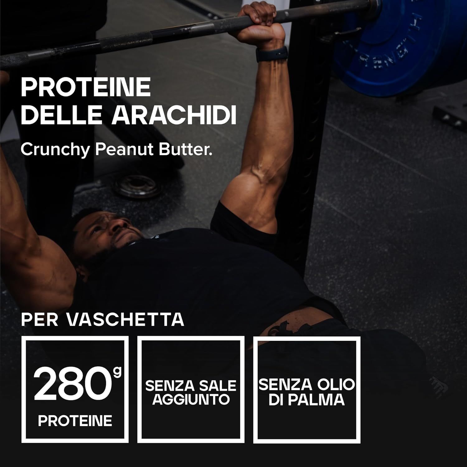 Uomo che fa panca piana. Testo: "Proteine delle Arachidi", "Crunchy Peanut Butter". Sotto: "28g Proteine", "Senza Sale Aggiunto", "Senza Olio di Palma".