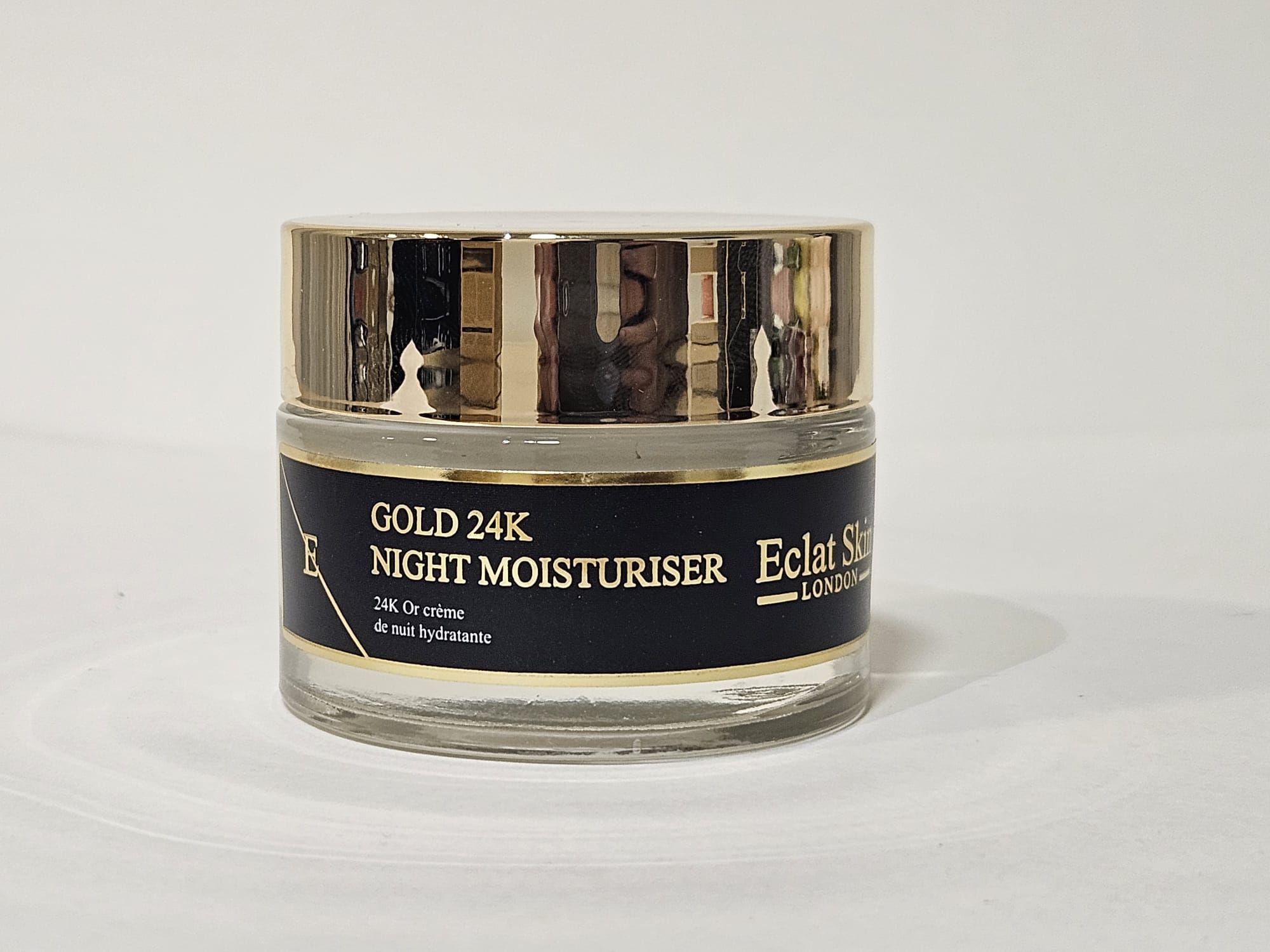 Vasetto di crema con coperchio dorato. Scritta: Gold 24K Night Moisturiser. Marchio: Eclat Skin London.