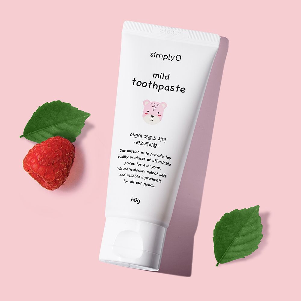 Tubo bianco "simplyO mild toothpaste" con lampone e foglie. Testo coreano e inglese. 60g.