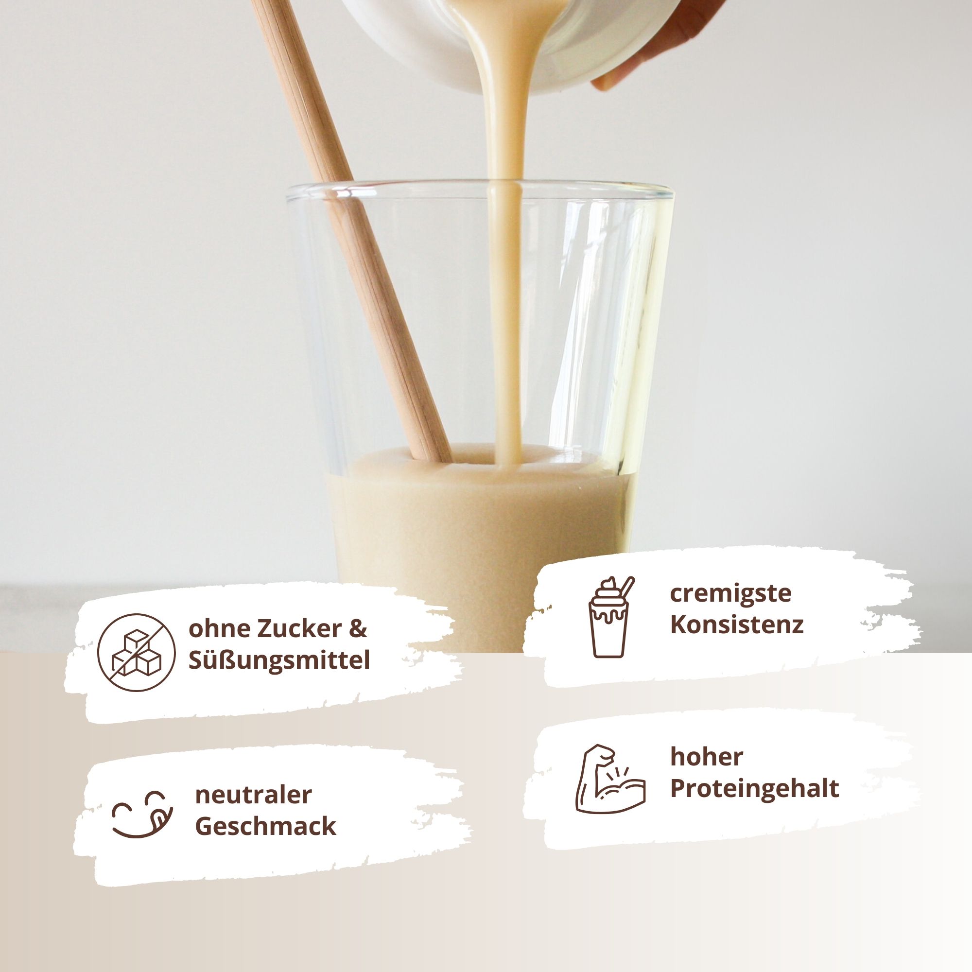 Bicchiere con liquido cremoso, due bastoncini di legno. Testo: senza zucchero e dolcificanti, consistenza cremosa, gusto neutro, alto contenuto proteico.