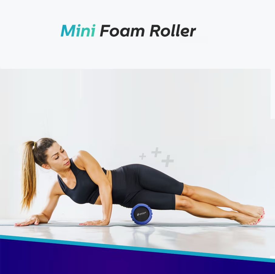 Donna sdraiata a terra che usa un rullo per fascia blu. Testo: Mini Foam Roller. Logo VITALIC.
