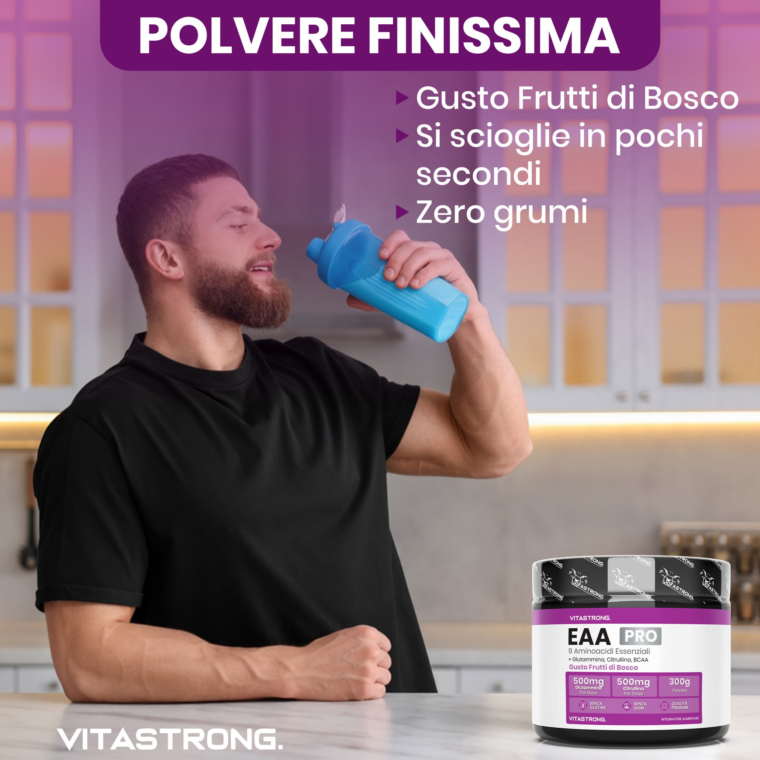 Uomo beve da borraccia blu. Barattolo Vitastrong EAA Pro. Testo: Polvere finissima, gusto frutti di bosco.