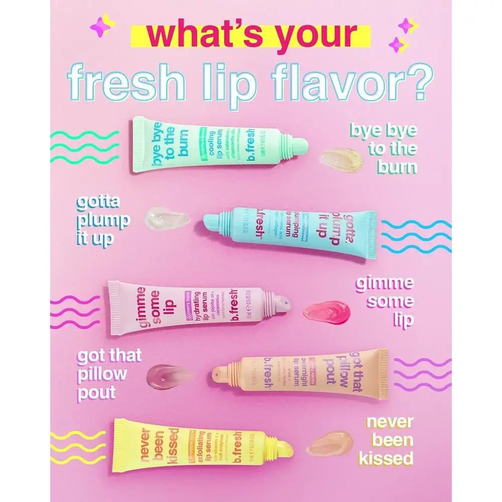 Diversi sieri per labbra in tubetti. Colori diversi. Testo: Got That Pillow Pout, Bye Bye to the Burn, Gotta Plump It Up, Gimme Some Lip.