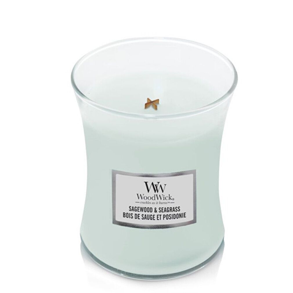 Candela profumata con stoppino in legno. L'etichetta indica WoodWick, Sagewood & Seagrass, Bois de Sauge et Posidonie.