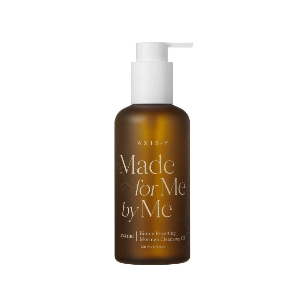 Flacone marrone con erogatore bianco. Scritta: AXIS-Y, Made for Me by Me, Biome Resetting Moringa Cleansing Oil.