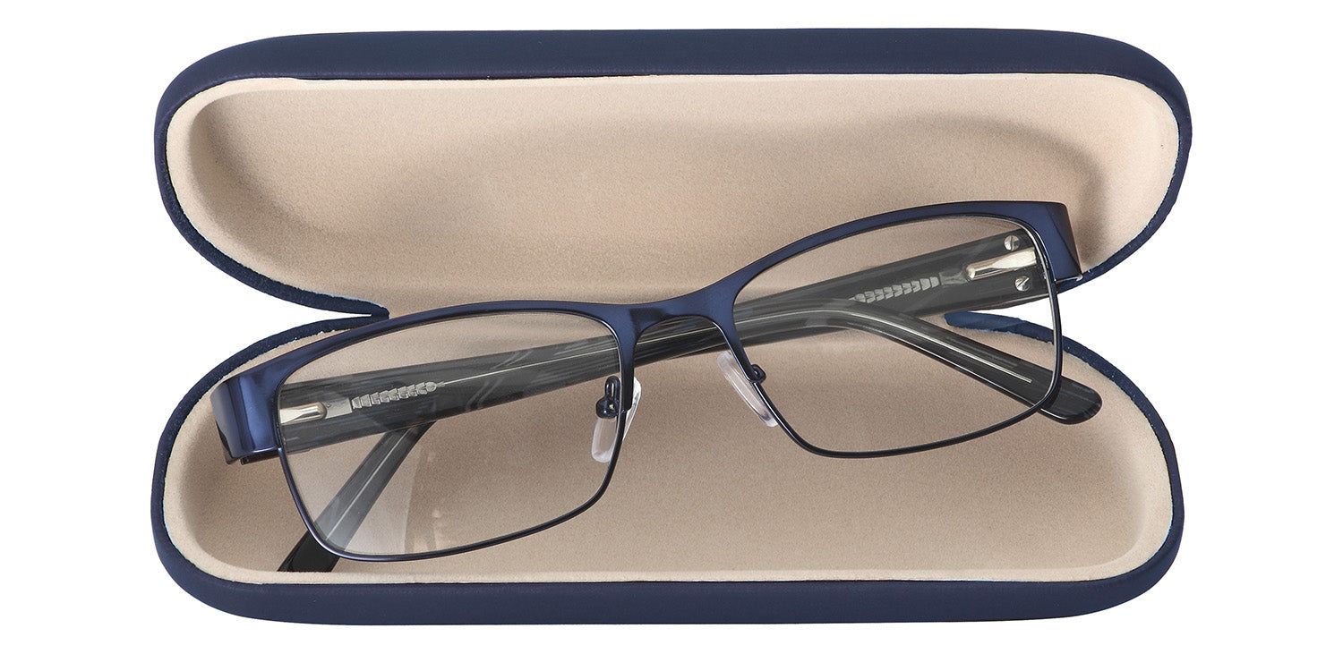 Astuccio rigido blu aperto. Contiene occhiali con montatura blu. Interno beige.
